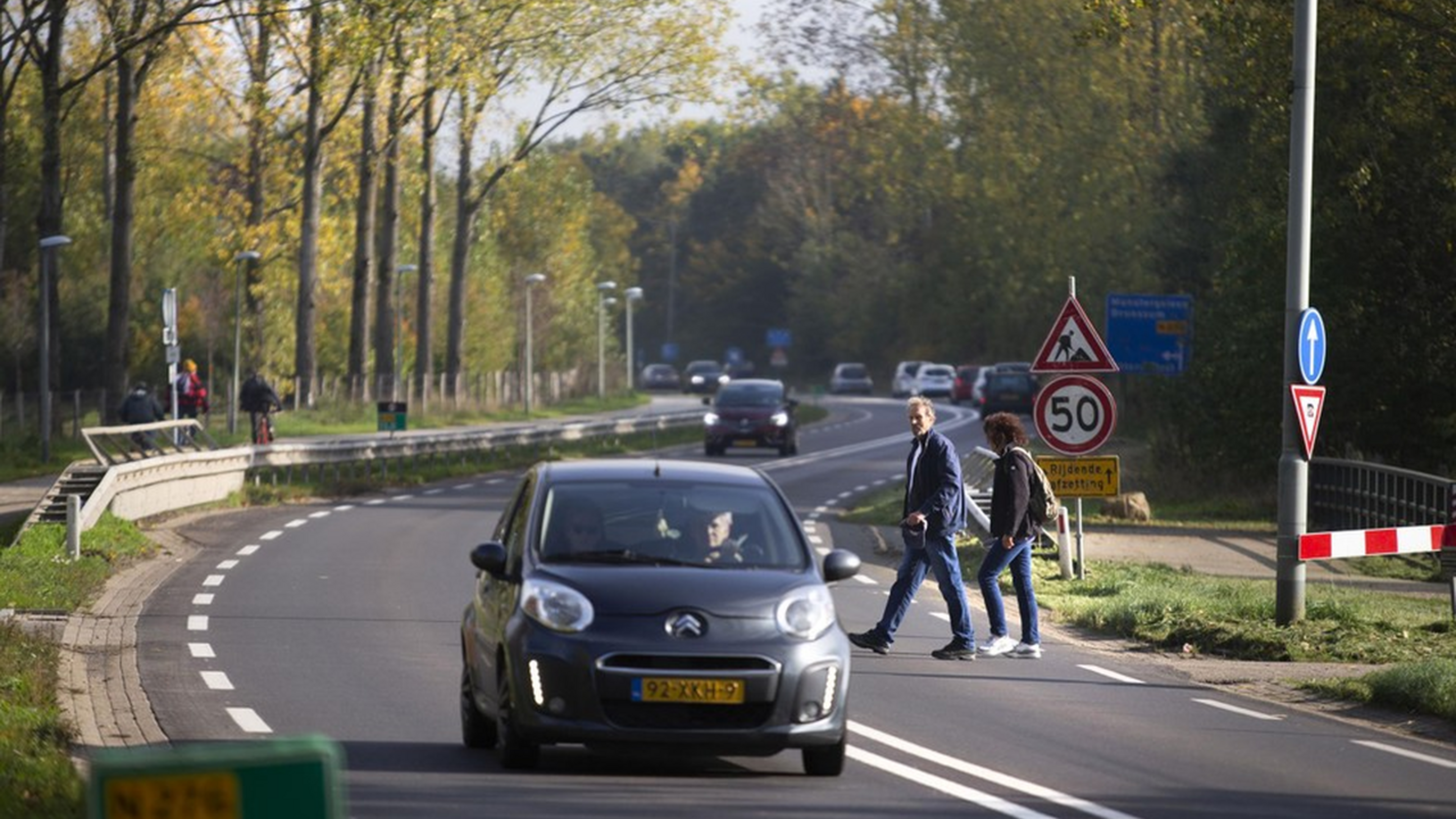 Omstreden oversteekplaats op drukke N276 bij Sittard blijft gevaarlijk: voetgangers klimmen nu over 
